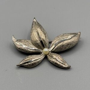 Vintage Lisa Silver Floral Brooch JP352